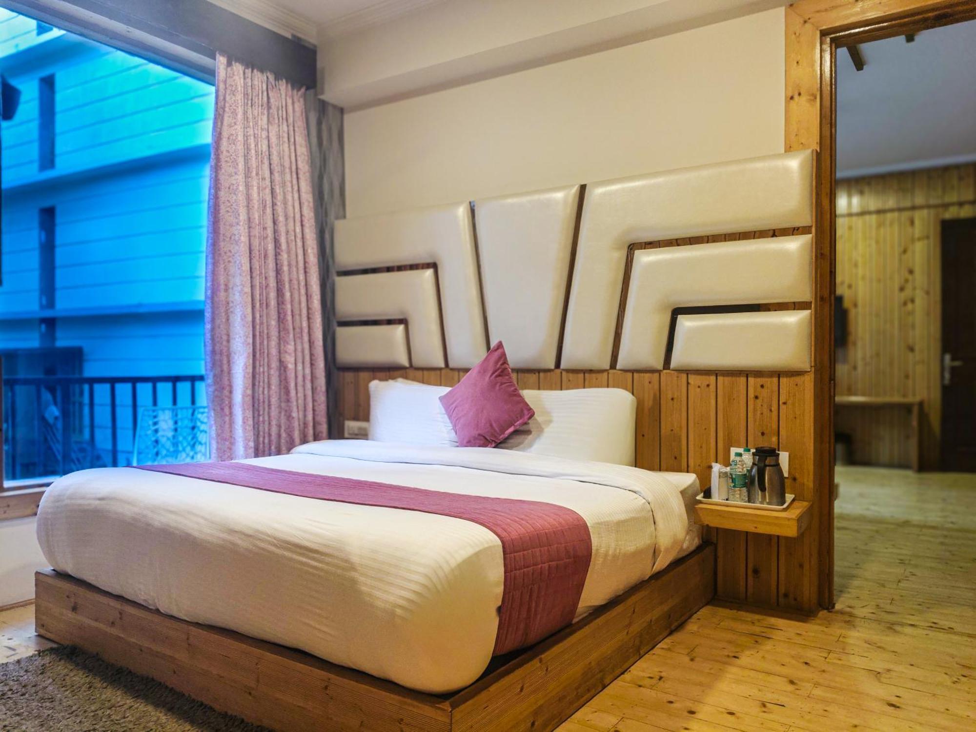 Evoque Hotel ! Near Mall Road Manali With Scenic River And Mountain Views ! Free Parking & Wifi ! Rooftop Bonfire, Music, And Honeymoon Special Rooms And Packages! - Manali (Himachal Pradesh) — Photos 3