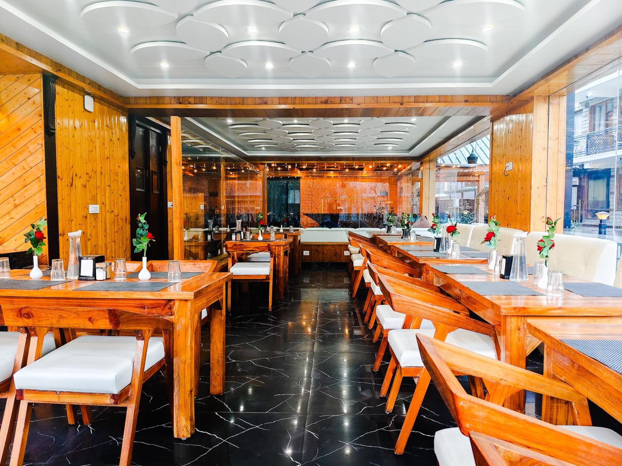 Evoque Hotel ! Near Mall Road Manali With Scenic River And Mountain Views ! Free Parking & Wifi ! Rooftop Bonfire, Music, And Honeymoon Special Rooms And Packages! - Manali (Himachal Pradesh) — Photos 1