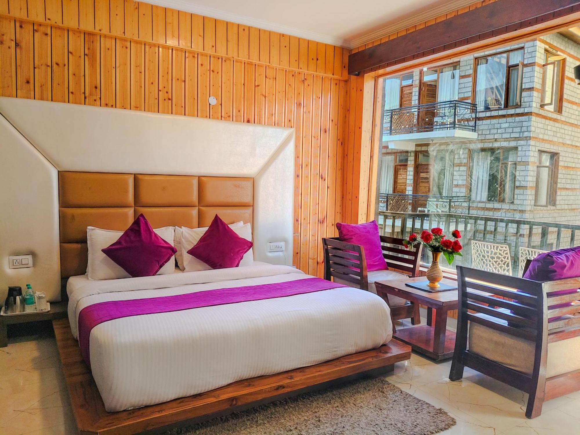 Evoque Hotel ! Near Mall Road Manali With Scenic River And Mountain Views ! Free Parking & Wifi ! Rooftop Bonfire, Music, And Honeymoon Special Rooms And Packages! - Manali (Himachal Pradesh) — Photos 2